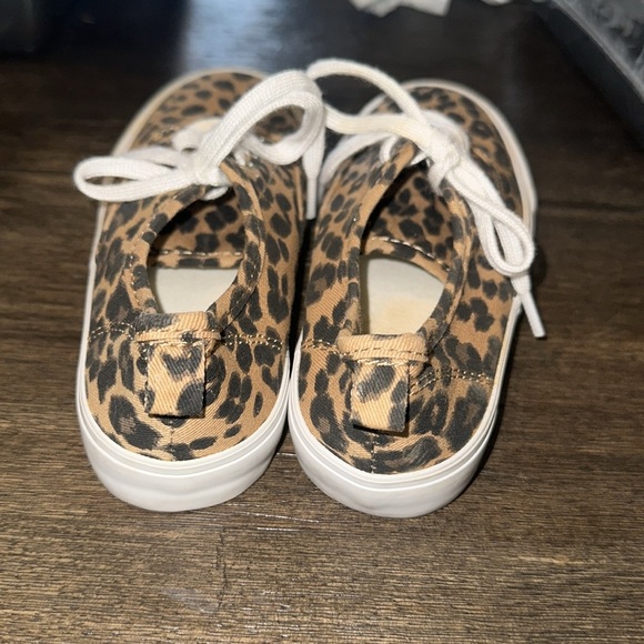 Girls Old Navy Leopard/Cheetah print sneakers size 12 - Picture 2 of 4